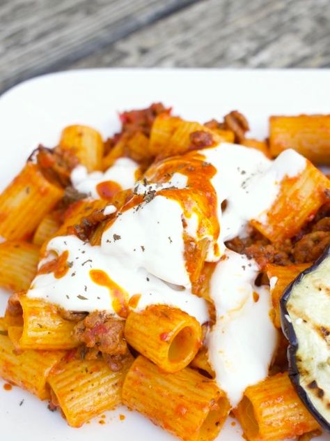 Falsche Manti Manti sind leckere türkische Teigtaschen, ähnlich den uns bekannten Tortellini oder Ravioli. Gefüllt werden sie mit Hackfleisch. Hier kommt die vereinfachte Variante, nämlich Manti für Faule. Anstelle der Teigtaschen kochen wir Nudeln, braten Hackfleisch mit Ajvar und Tomatenmark, würzen mit Thymian und Minze und geben obendrauf Knoblauchjoghurt sowie geröstete Paprikabutter. Als Gemüsebeilage gibt es leckere gegrillte Auberginen. Pasta mit Suchtfaktor! Kitchen Stories, Eggs Benedict, Food Ideas, Good Food, Pasta, Quick Saves