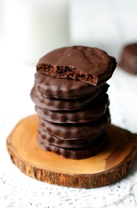 Chocolate Covered Cookies, Vegan Cookies Recipes, Dairy Free Chocolate Chips, Mint Recipes, Mint Cookies, Dairy Free Chocolate, Free Snacks, Sem Lactose, Vegan Sweets