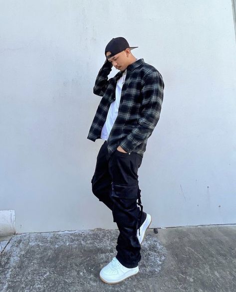 Black Snapback Outfit Men, Grey Shirt Outfit Men Streetwear, Men Flannel Outfits, Street Formal, Flannel Outfits Men, Cargo Pants Outfit Men, Guys Fashion Casual, Pants Outfit Men, Flannel Outfits