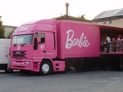 this is real!!!! Barbie Truck, Pink Cars, Candy Birthday, Tout Rose, Glitter Rosa, Pink Truck, Play Barbie, Pink Passion, Range Rovers