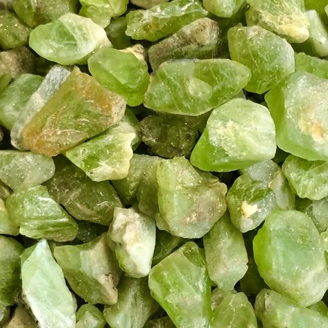 Peridot Raw Stone Peridot Crystal Aesthetic, Peridot Aesthetic, Stone Aesthetic, Green Rocks, Chakra Pendulum, Raw Peridot, Peridot Birthstone, Power Bracelet, Peridot Color