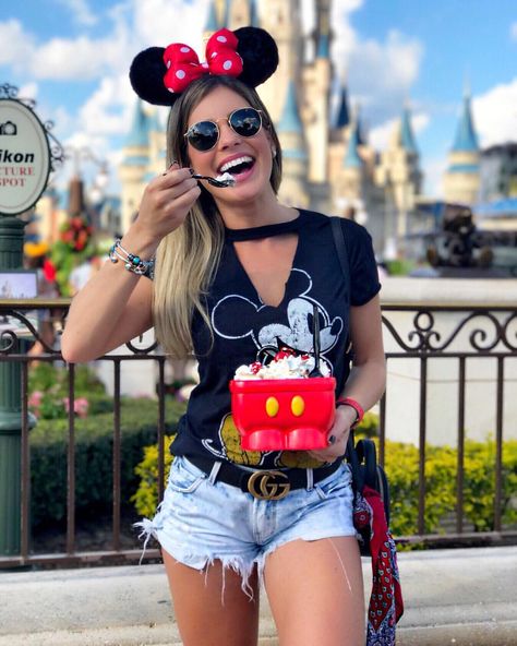 Happiness... ❤️ #icecream #magickingdom #disneyworld #waltdisney Disney Kızları, Disney Park Outfit, Lindo Disney, Disney Trip Outfits, Disney Outfits Women, Disneyland World, Theme Park Outfits, Foto Glamour, Foto Disney