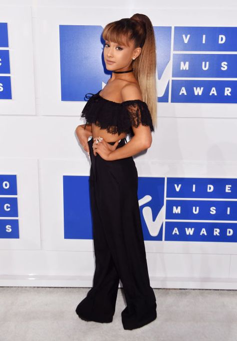 Ariana Grande Red Carpet, Vmas 2016, Frugal Male Fashion, Best Red Carpet Looks, Carpet Styles, Celebrities Humor, Mtv Video Music Award, Dangerous Woman, Celebrity Red Carpet