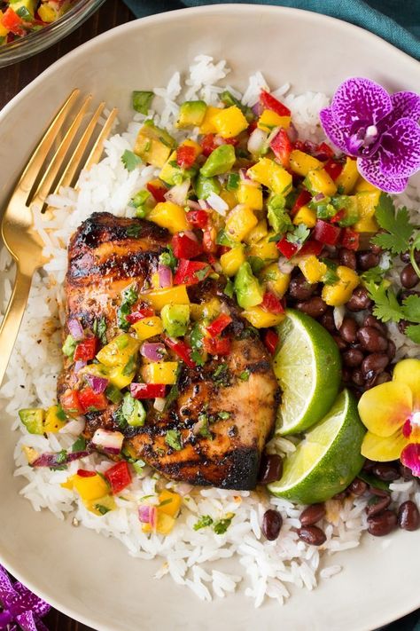 Chicken With Mango Avocado Salsa, Chicken With Mango, Mango Salsa Chicken, Mango Salsa Salmon, Coconut Rice Recipe, 500 Calorie, Mango Avocado Salsa, Mango Avocado, Avocado Salsa