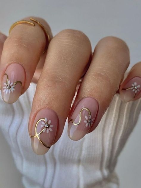 32 Classy Graduation Nails To Celebrate Your Big Day - She Be Thriving Simple And Elegant Nail Art, Chic Simple Nails, Cute Grad Nails, Short Classy Nails Gel, Graduate Nails, Cute Nails For Graduation, Nail Designs For Graduation, Nail Extensions Ideas, Classy Cute Nails