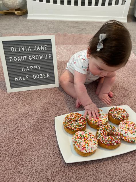 6 month milestone photo, letterboard idea Letter Board Photoshoot, 6 Month Letter Board Ideas, 6 Month Photoshoot, Letter Board Ideas, 6 Month Pictures, Travelling While Pregnant, 6 Month Milestones, Donut Photos, Month Photos