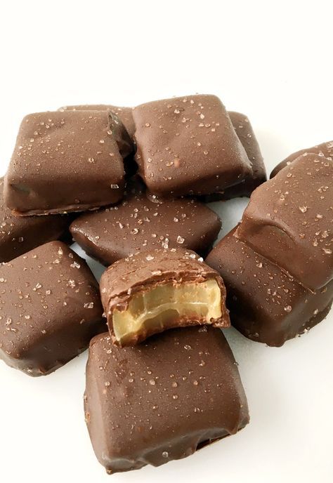 These sea salt chocolate covered caramels are SO easy to make and are pretty much the best candy I've ever eaten! Chocolate Caramels Recipe, Chocolate Covered Caramels, Salted Caramel Candy, Caramel Recipe Easy, Caramel Truffles, Microwave Caramels, Sea Salt Caramels, Caramel Recipe, How To Make Caramel