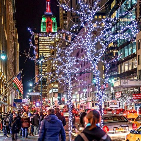 Paseando de noche por cualquier calle de Nueva York con sus arboles con luces y el Empire State de acercándose. Si pasas frío pero es una experiencia increíble!     #empirestate #empirestatebuilding #instagood #esb #navidad #newyorkgram #nieve #navidad #snow #christmas #newyork #nyc #nuevayork #city #viaje #bigapple #ny #iloveny   #piroanuevayork Christmas In New York City Aesthetic, New York Noel, New York Christmas Aesthetic, New York City Christmas, Christmas In New York, New York City Aesthetic, Feel Powerful, New York Winter, Nyc Christmas