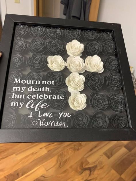 Memory Shadow Box Ideas, Memory Shadow Box, Memorial Service Decorations, Business Crafts, Shadow Box Ideas, Shadow Box Gifts, Flower Frames, Flower Shadow, Shadow Frame