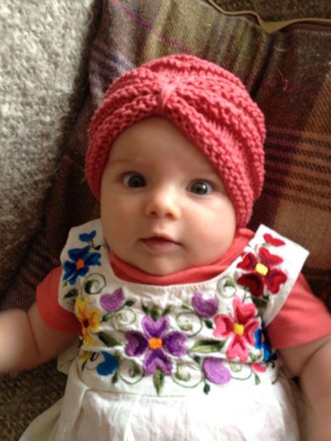 As the autumn is drawing in and the rain is starting to fall, this week I have been thinking about pullovers, scarves and hats. I found this pattern a while ago and saved it in my “to-do̶… Baby Knitting Patterns Free Newborn, Baby Hats Knitting Free, Crochet Baby Hats Free Pattern, Baby Hat Knitting Patterns Free, Baby Hat Free Pattern, Crochet Turban, Baby Turban Hat, Crochet Baby Bonnet, Baby Hat Knitting Pattern