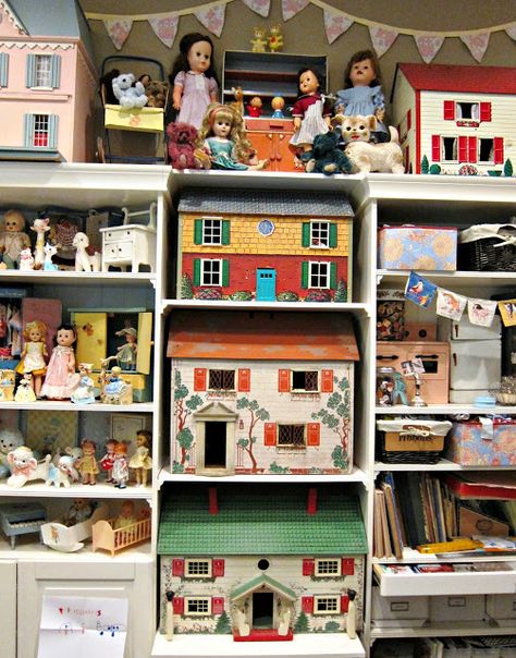 Vintage Dollhouse, Doll Display, Miniature Houses, Collage Artists, Room Box, Miniature Furniture, Dollhouse Dolls, Retro Toys, Doll Houses