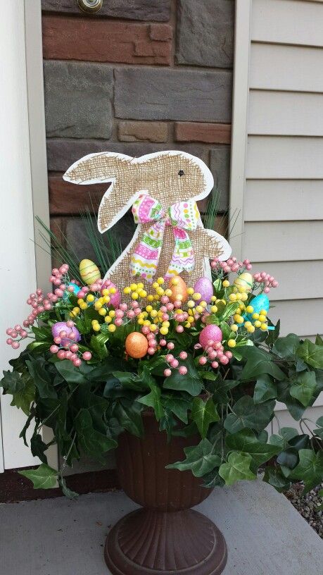 Easter Front Porch Decor, Easter Front Porch, Modern Easter Decor, Easter Porch Decor, Easter Outdoor, Modern Easter, Easter Flower Arrangements, Easter Wood Crafts, Easter Craft Decorations