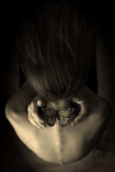 Give Me Butterflies, Butterfly Kisses, Butterfly Effect, Foto Art, Black White Photos, Black N White, Butterfly Art, A Butterfly, Behind Ear Tattoo