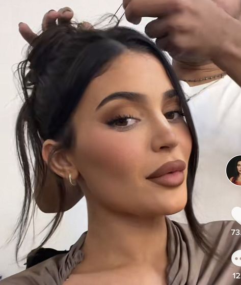 Kylie Jenner Makeup Looks Natural, Kylie Jenner Makeup Looks, Kylie Jenner Makeup Look, Honeymoon Vibes, Kardashian Makeup, Jenner Makeup, Makeup Looks Natural, Face Art Makeup, Bridesmaid Hair Makeup