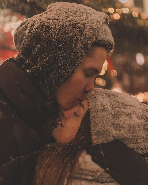 Winter Couple Pictures, Couple Photography Winter, Christmas Couple Pictures, Winter Couple, Happy Stuff, Cute Couple Dp, Studio Photography Poses, Winter Photoshoot, Winter Photo