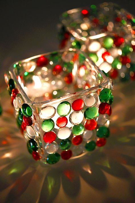 This Christmas candle holder decorated with glass beads is so pretty and really easy to make! Attach flat glass gems onto a candle holder to create this DIY Christmas candle holder made from inexpensive dollar store supplies. It's such a fun Christmas craft for older kids and adults to make this holiday season! Diy Candle Holders Ideas, Christmas Candle Holders Diy, Candle Decorating, Tea Light Crafts, Candle Holder Crafts, Christmas Candles Diy, Glass Bead Crafts, Diy Candles Homemade, Christmas Candle Holder