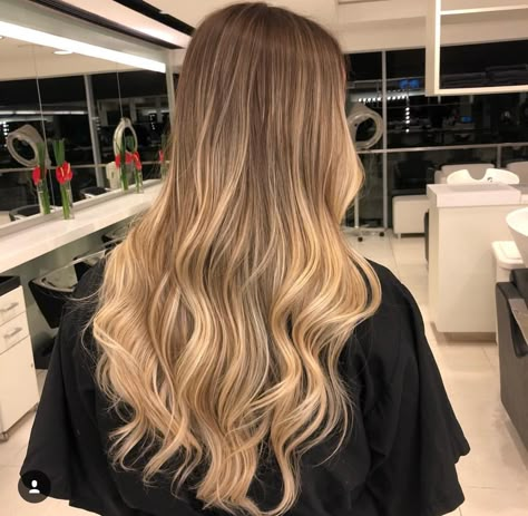 Gold Blonde Balayage Dark Roots, Lights In Hair, Blonde Hair Latina, Balayage Golden Blonde, Bronze Balayage, Baylage Hair, Beige Blonde Hair, Balayage Long Hair, Summer Blonde Hair