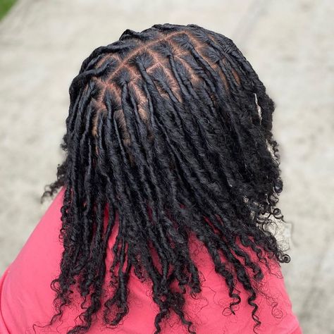 2,954 Likes, 20 Comments - @see.chell on Instagram: “🛑1st Retwist after 1 month 🛑 . . Hey y’all ! Remember these Locs I started a month ago ? (5th pic)…” Coil Locs Journey, Curly End Dreads, Coil Locs Before And After, Goddess Dreadlocks, Dreads With Curly Ends, Starter Loc Sizes, Coil Starter Locs, Coil Curls, Coil Locs