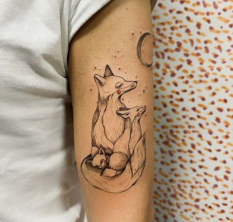 Fox Tattoo Ideas, Small Fox Tattoo, Fox Tattoo Design, Baby Tattoo Designs, Fox Family, Circle Tattoos, Insect Tattoo, Mother Tattoos, Fox Tattoo