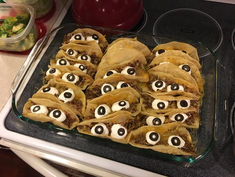 Spooky Eyeball Tacos Johnny #5 Tacos) Recipe - Mexican.Genius Kitchen Halloween Taco Ideas, Halloween Taquitos, Taco Halloween Food, Halloween Tacos Ideas, Halloween Taco Party, Spooky Tacos, Halloween Enchiladas, Halloween Taco Bar Ideas, Halloween Cornbread