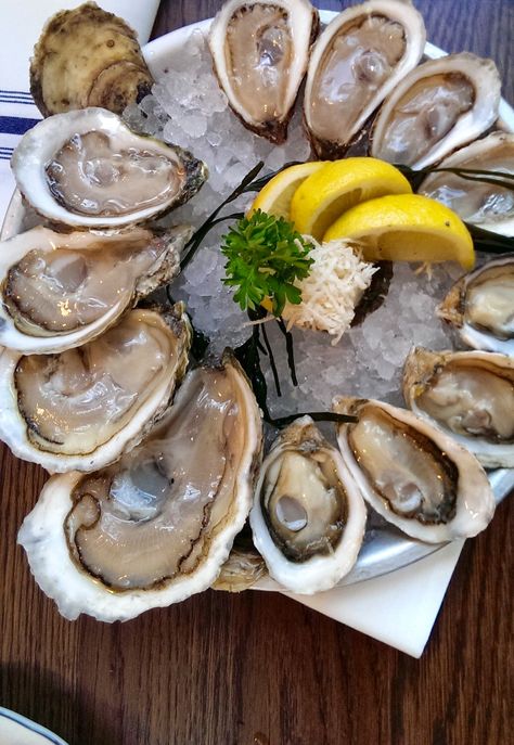 Oyster Food, Oysters Aesthetic, Tumblr Food, Oyster Recipes, Food Fantasy, Snap Food, Seafood Restaurant, Puglia, Seafood Dishes