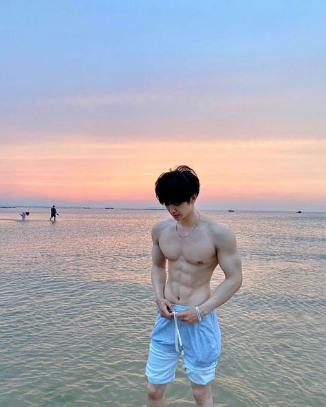 Sexy men • @zhanwon_ on Instagram Muscular Brunette Men, Korean Handsome Men, Handsome Man Aesthetic, Handsome Korean Men, Aesthetic 00s, Gym Men Motivation, Korean Male Models, Perut Six Pack, Korean Kawaii