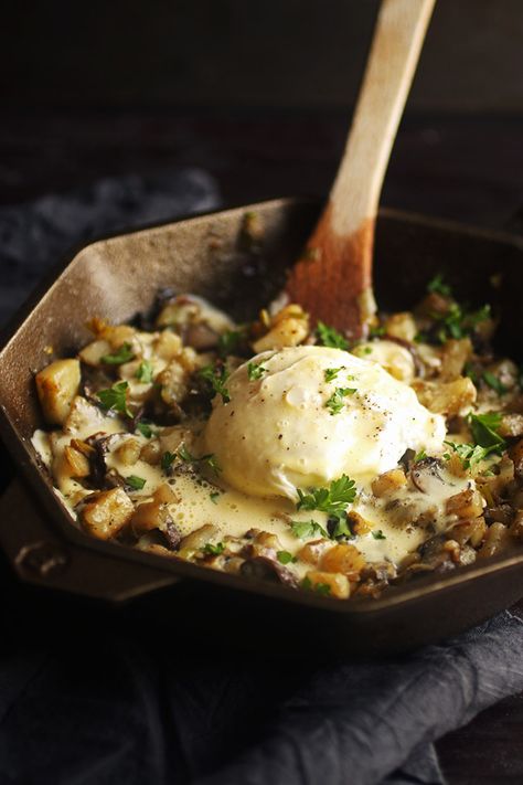 Easy Breakfast Skillet Recipes, Easy Breakfast Skillet, Breakfast Hash Recipes, Mushroom Breakfast, Homemade Hollandaise Sauce, Veggie Breakfast, Hash Recipe, Breakfast Hash, Hollandaise Sauce