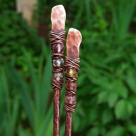 Wiccan Wands, Diy Bling, Witch Wand, Witch Diy, Fantasias Halloween, Copper Hair, Crystal Wand, Wire Weaving, Wire Crafts