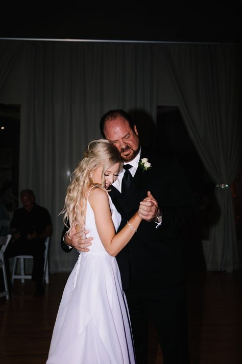 Father Daughter Dance Photos, Dad Daughter Wedding Photos, Wedding Reception Picture Ideas, Wedding Dance Aesthetic, Wedding Picture Ideas With Parents, Father Daughter Dance Wedding, Wedding Reception Pictures, Father Daughter Wedding Dance, Father Daughter Wedding