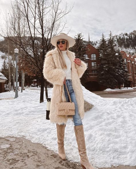 aspen outfit • Instagram Aspen Dinner Outfit, Aspen Party Outfit, Aspen Colorado Winter Outfits, Colorado Winter Outfits, Aspen Outfits, Aspen Colorado Winter, Aspen Style, Colorado Winter, Aspen Colorado