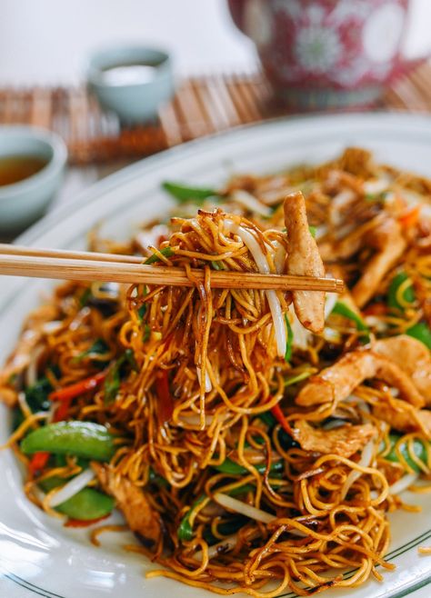 We make this authentic, tasty chicken chow mein recipe with real Chinese chow mein noodles, lots of tender chicken, and crunchy vegetables. Chinese Chow Mein, Chicken Chow Mein Recipe, Asian Noodle Dishes, Wok Recipes, Chow Mein Recipe, Asian Noodle Recipes, Chicken Chow Mein, Chow Mein Noodles, Chinese Noodles