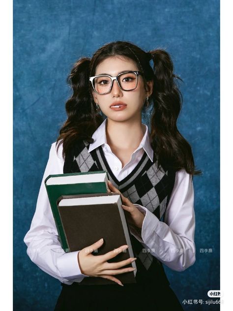 90s Yearbook Photos, Jennie Photo, Wattpad Girl, Photo Yearbook, Yearbook Photoshoot, Y2k Photoshoot, American High School, Yearbook Quotes, Creative Poses