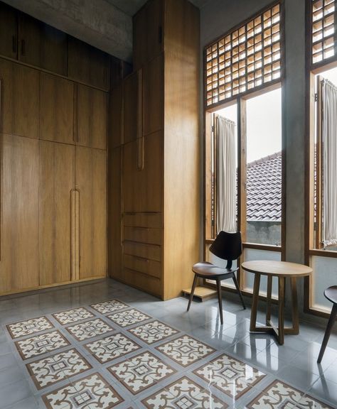 A Brick House Giving Traditional Indonesian Vibes | Andyrahman Architect - The Architects Diary Modern Blue Sofa, Indonesian House, House Architecture Styles, Brick Projects, Brick Construction, Moroccan Interiors, Red Brick House, Pendant Lighting Dining Room, Brick Architecture