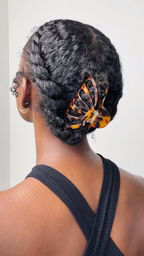 Check more at https://howcandothis.com/hairstyleideas/13955/ Natural Gym Hairstyles, Romantic Natural Hairstyles, Natural Hairstyles For Black Women Short, Fall Esthetic, Natural Hair Pictures, Relaxed Hairstyles, Short Afro Hairstyles, Cute Natural Hairstyles, Natural Hair Bun Styles