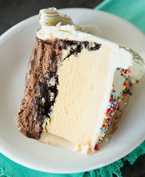 Copycat Dairy Queen Ice Cream Cake with Hot Fudge Sauce Dairy Queen Ice Cream Cake Recipe, Dq Ice Cream Cake, Dq Ice Cream, Dairy Queen Ice Cream, Dairy Queen Ice Cream Cake, Icebox Cakes, Awesome Desserts, Desserts Ideas, Tiramisu Dessert