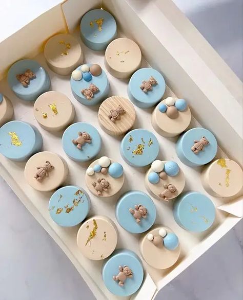 50+ Easy DIY Baby Shower Ideas for Boys - Holidappy Oreo Desserts, Cake Pop Designs, Candy Land Decorations, Baby Shower Sweets, Bear Baby Shower Theme, Rubber Ducky Baby Shower, Baby Shower Cake Pops, Baby Shower Treats, Baby Shower Theme Decorations