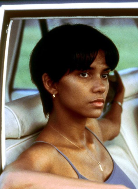 Halle Berry Short Hair, Short Hair Blowout, Hally Berry, Monster S, Black Women Short Hairstyles, Natural Hair Short Cuts, Short Hair Pixie Cuts, Short Hair Haircuts, Halle Berry