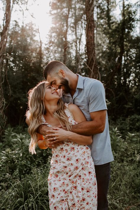 Couple Picture Outfits Summer, Summer Time Engagement Photos, Engagement Photo Outdoor, Engagement Photoshoot Ideas Summer, Springtime Engagement Photos, Wood Engagement Photos, Summer Photoshoot Ideas Couples, Engagement Photos Outfits Forest, Engagement Photo Sessions