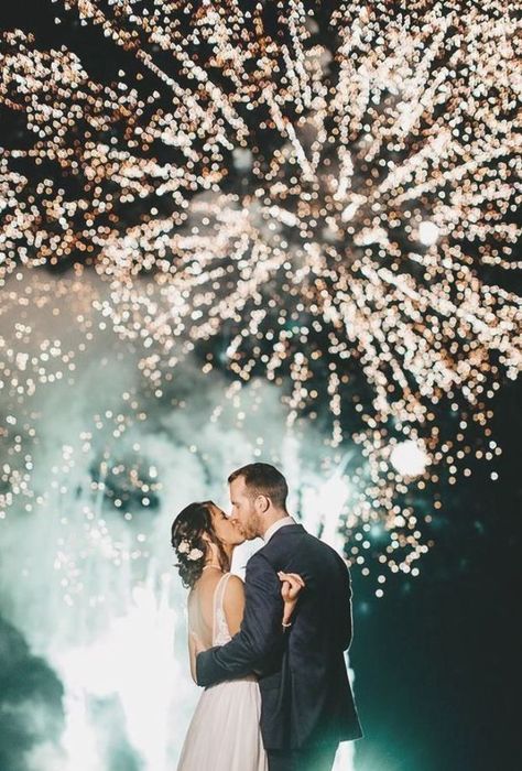 Kiss Under Fireworks, Night Wedding Photos, Wedding Fireworks, Wedding Picture Poses, Wedding Floral Centerpieces, Night Wedding, Wedding Forward, Wedding Photography Poses, Wedding Photo Inspiration