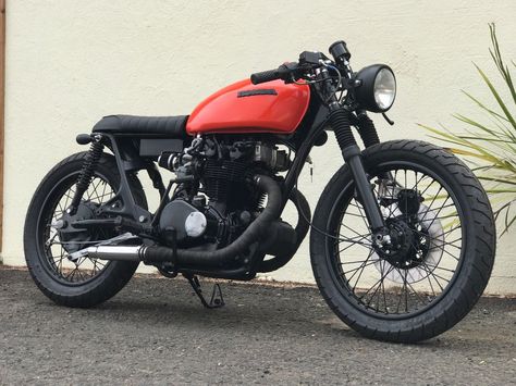 Brat Style Motorcycle, Cb 450 Cafe Racer, Honda Cb 125, Running Video, Kawasaki Cafe Racer, Custom Bikes Cafe Racers, Cb 450, Brat Bike, Suzuki Bikes