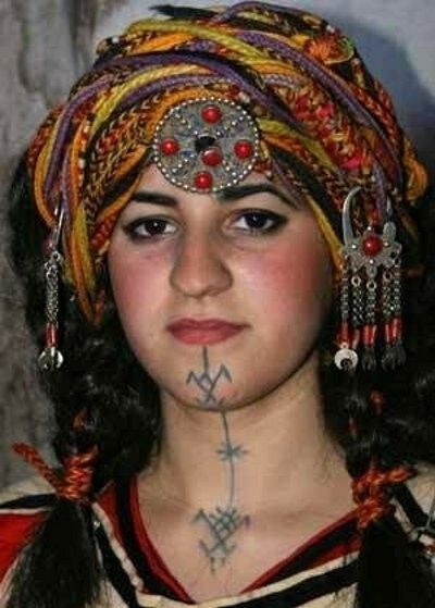 Amazigh, Kabyle with possibly drawn on traditional patterns which were more traditionally tattooed, for beauty and for luck Berber Tattoo, Facial Tattoos, Moroccan Dress, We Are The World, Nature Tattoos, Berber Women, World Cultures, People Of The World, North Africa