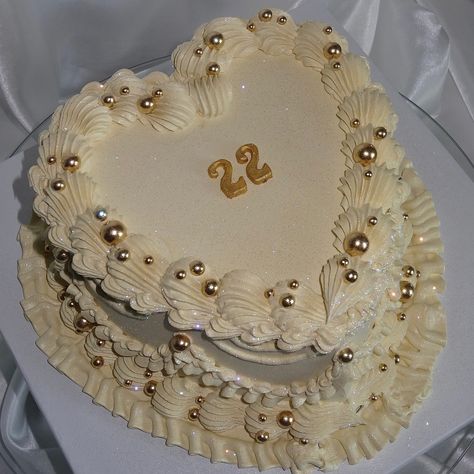 Golden era ✨ Thanks to our giveaway winner for picking such a cute design 😍🥰 - details - Size: 6” Flavor: Funfetti Buttercream: Vanilla . . . . . . . . . . . #creamcake #goldcake #birthdaycake #girlycake #22cake #heartcake #vintagecake #cake #cakeideas #cakes #goldvintagecake #cakedecorating #cakedesign #viralcakes #glittercake #edibleglitter Funfetti Buttercream, Girly Cakes, Gold Cake, Glitter Cake, Giveaway Winner, Edible Glitter, Heart Cake, Vintage Cake, Cream Cake