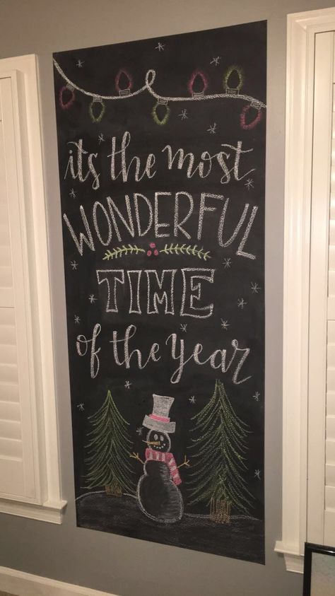 Christmas Theme Chalkboard, Merry Christmas On Chalkboard, Christmas Chalkboard Wall Art, Christmas Themed Chalkboard, Chalk Boarder Designs Christmas, Chalkboard Designs Christmas, Happy Holidays Chalkboard Art, Xmas Chalkboard Ideas, Easy Christmas Chalkboard Art