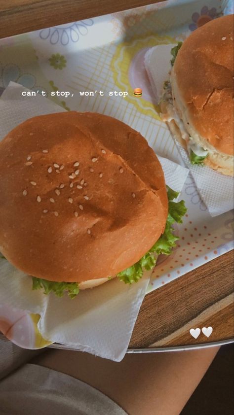 #ideas #aesthetic #food #instagram #instagramstories Burger Captions Instagram Story, Burger Insta Story, Street Food Instagram Story, Burger Aesthetic Instagram Story, Burger Captions Instagram, Burger Instagram Story, Food Captions Instagram, Aesthetic Food Instagram, Burger Aesthetic