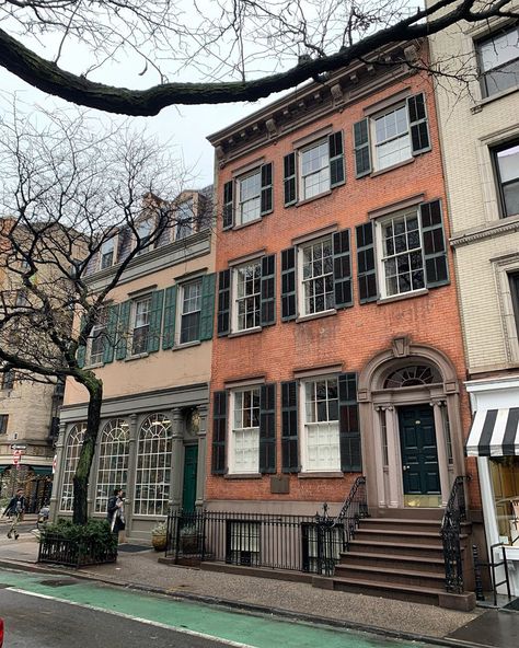 Big Onion Walking Tours on Instagram: “203 Prince Street, SoHo 1833-34 rare example of transitional period.  Red brick home with both Federal and Greek Revival elements.  Built…” Federal Architecture, Federal House, Federal Style House, Classic Facade, Georgian Style Homes, Colonial Farmhouse, Classical House, Colonial Style Homes, Georgian Architecture