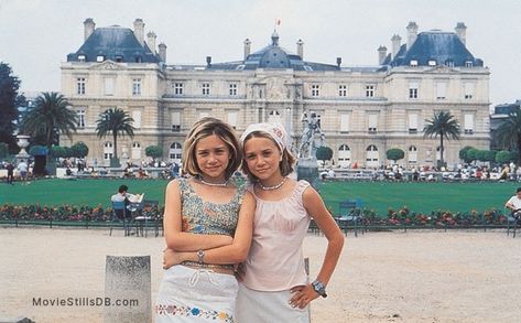 Y2k Mary Kate And Ashley, Mary Kate And Ashley Olsen 2000s, Passport To Paris, Olsen Twins Full House, Olsen Family, Skirt Styling, Michelle Tanner, Olsen Twins Style, Mary Kate And Ashley