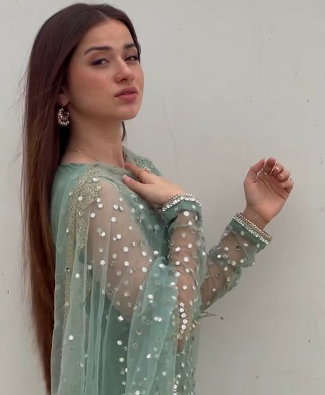 Aena Khan, Desi Love, Savage Beauty, Beautiful Dresses Short, Good Poses, Pakistani Actress, Desi Fashion, Pretty Makeup, Beautiful Smile