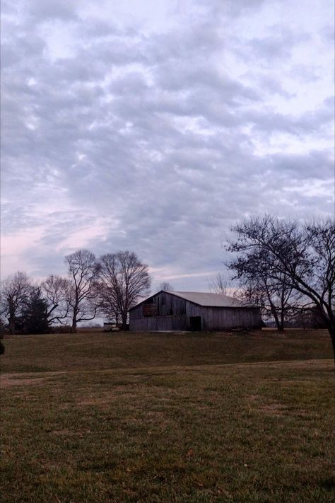 Kentucky Aesthetic, Rural Kentucky, Random Aesthetics, My Old Kentucky Home, Art Landscapes, Usa States, Book Aesthetics, Fantasy Art Landscapes, Old Barn