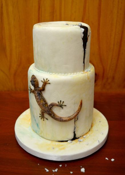 the lizard  Cake by kelvin chua Lizard Cake, Bday Cupcakes, Boy Cakes, Gravity Cake, Cake Decorating For Beginners, Cool Cake Designs, Funny Birthday Cakes, Animal Cakes, The Lizard