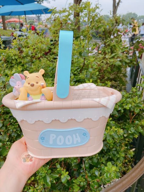 SHDL - Winnie the Pooh & Friends Summer 2024 Collection x Winnie the P — USShoppingSOS Disney Popcorn Bucket, Winnie The Pooh Piglet, Disney Adult, Disney Photo Ideas, Disney Merch, Pooh Piglet, Popcorn Bucket, Aulani Disney Resort, Shanghai Disney Resort